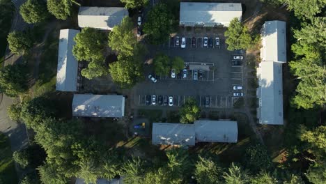 imágenes aéreas de drones del complejo de apartamentos, golpe en el disparo 24p