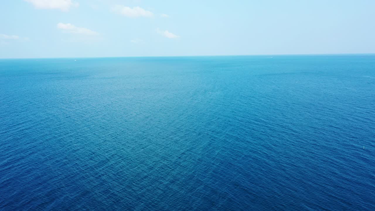 흰 구름이 있는 안개 낀 하늘 아래 푸른 푸른 바다 지평선이 있는 평화로운 바다, 바다 질감이 있는 복사 공간