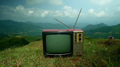 Timelapse-De-Un-Antiguo-Televisor-Con-Tubo-De-Rayos-Catódicos-En-La-Cima-De-Una-Montaña-Observando-Las-Nubes-Y-El-Tiempo-Pasar,-Fin-De-La-Vida-útil