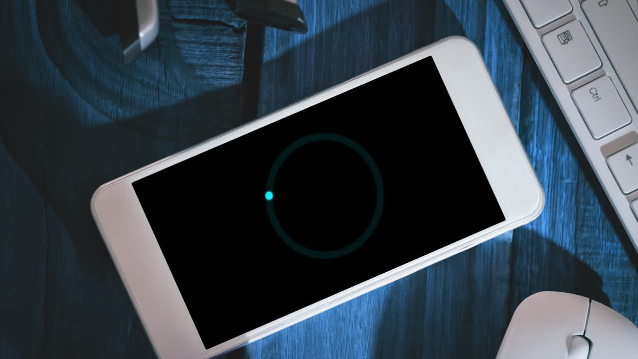 사무실에서 스마트 폰에 로딩 서클의 애니메이션