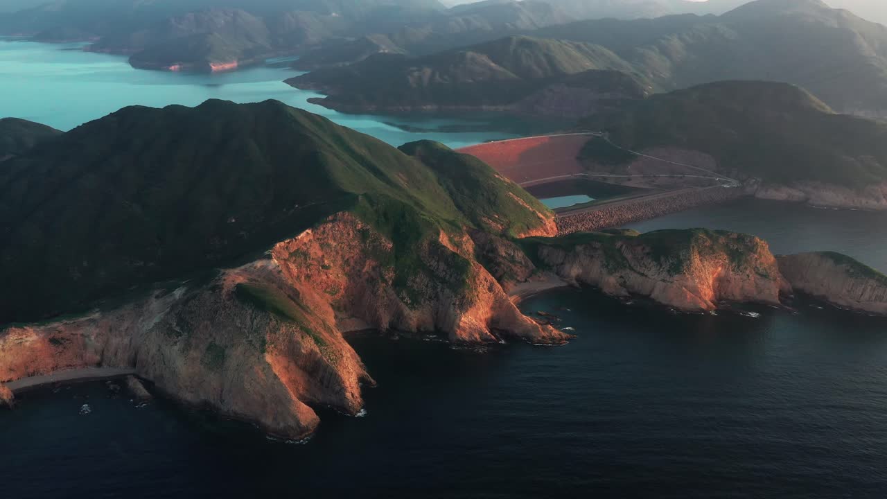 Vista aerea con drone di isole e costa nel Parco Nazionale di Sai Kung. Veduta aerea di una bellissima isola a Sai Kung, Hong Kong. Paesaggio geografico e costa frastagliata dell'isola.