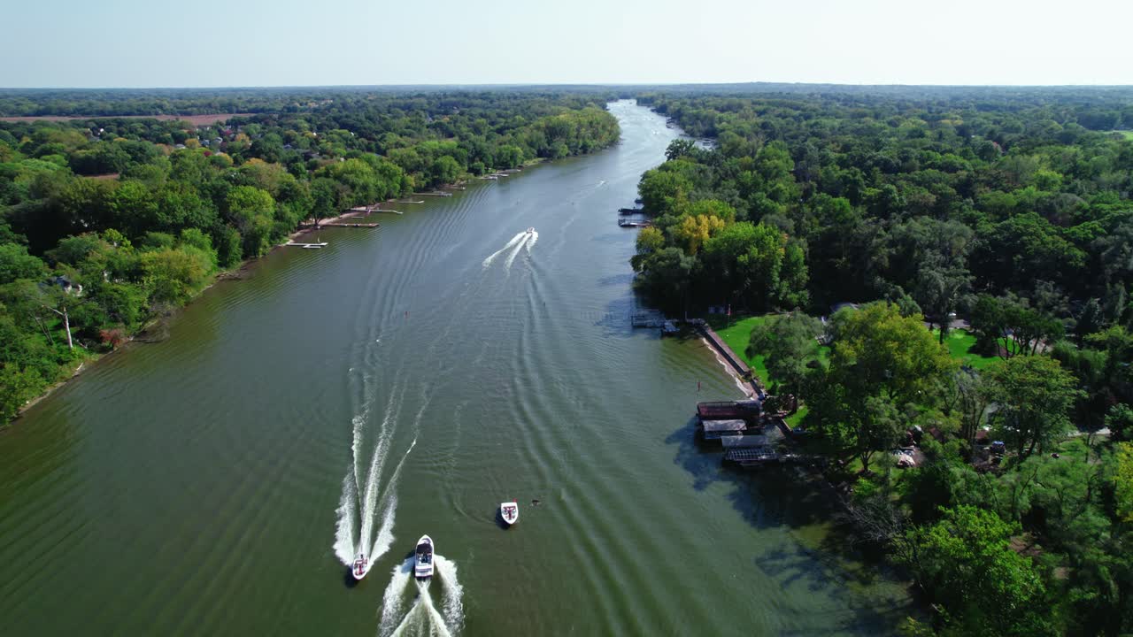 카메라는 일리노이 주 크리스탈 레이크를 가로질러 항해하는 모터 보트를 따라갑니다.