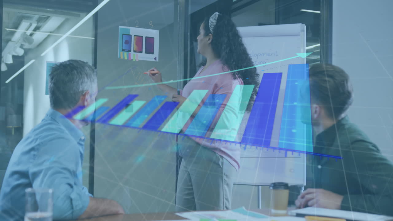 animación del procesamiento de datos financieros sobre diversas personas de negocios en la oficina