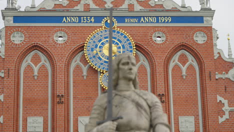 Old-Riga,-Latvia-Statue-House-of-the-Blackheads