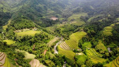 Luftaufnahme-über-Einem-Tal-Mit-Terrassenförmig-Angelegten-Feldern,-Bezirk-Ha-Giang,-Nordvietnam