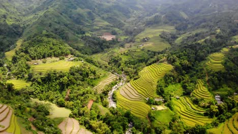 越南北部哈<unk>區 (ha giang district) 的一個山谷上空拍攝