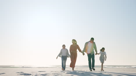 Padres,-Hijos-Y-Tomados-De-La-Mano-Para-Caminar