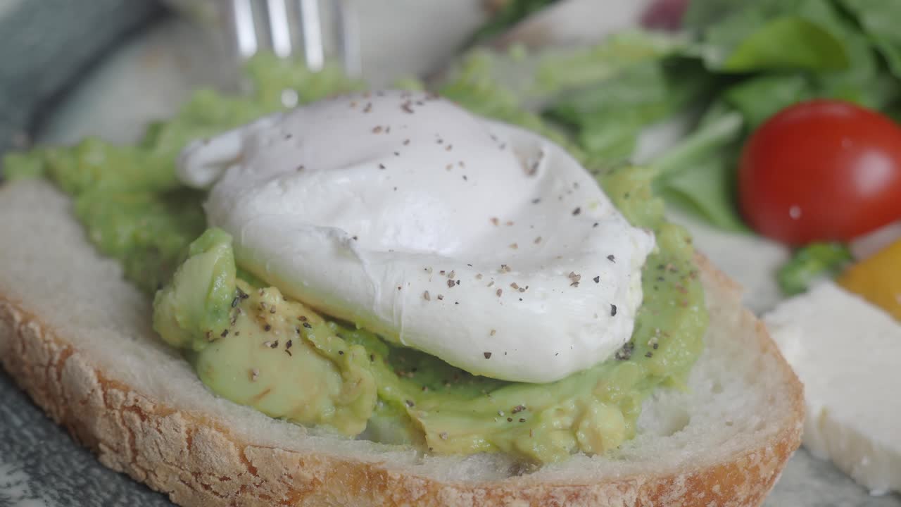 Delizioso toast di avocado con uova bollite e ingredienti freschi