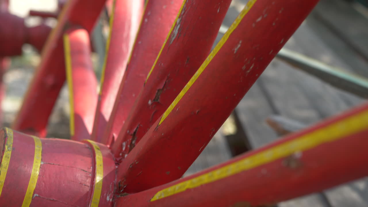tomas manuales en cámara lenta de un viejo vagón rústico en un campo de flores silvestres