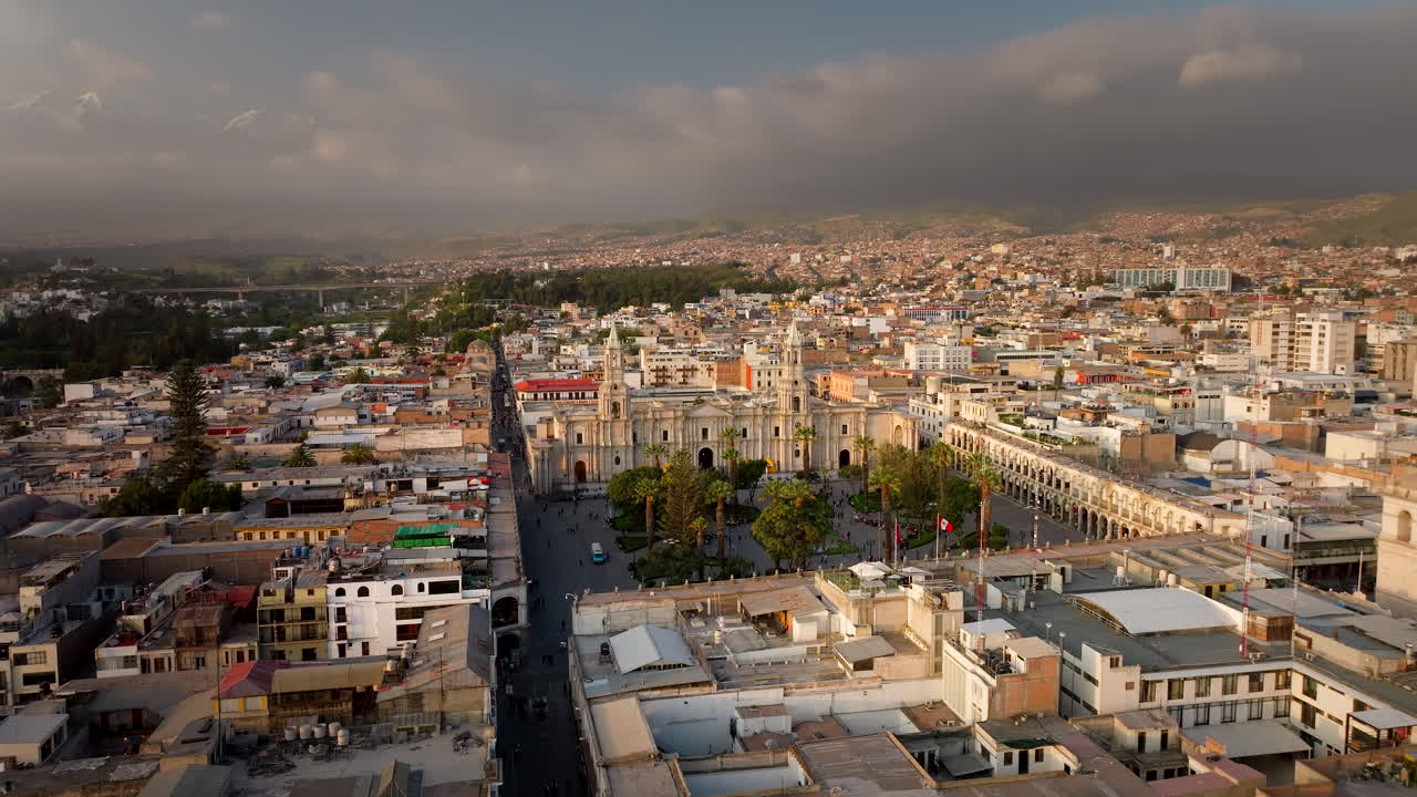 Peru'daki Arequipa Bazilika Katedrali'nin gün batımı telefoto havadan görünümü