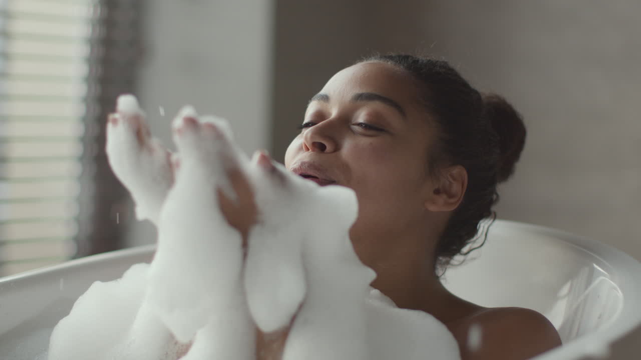 거품 욕조 에서 휴식을 취 하는 여자