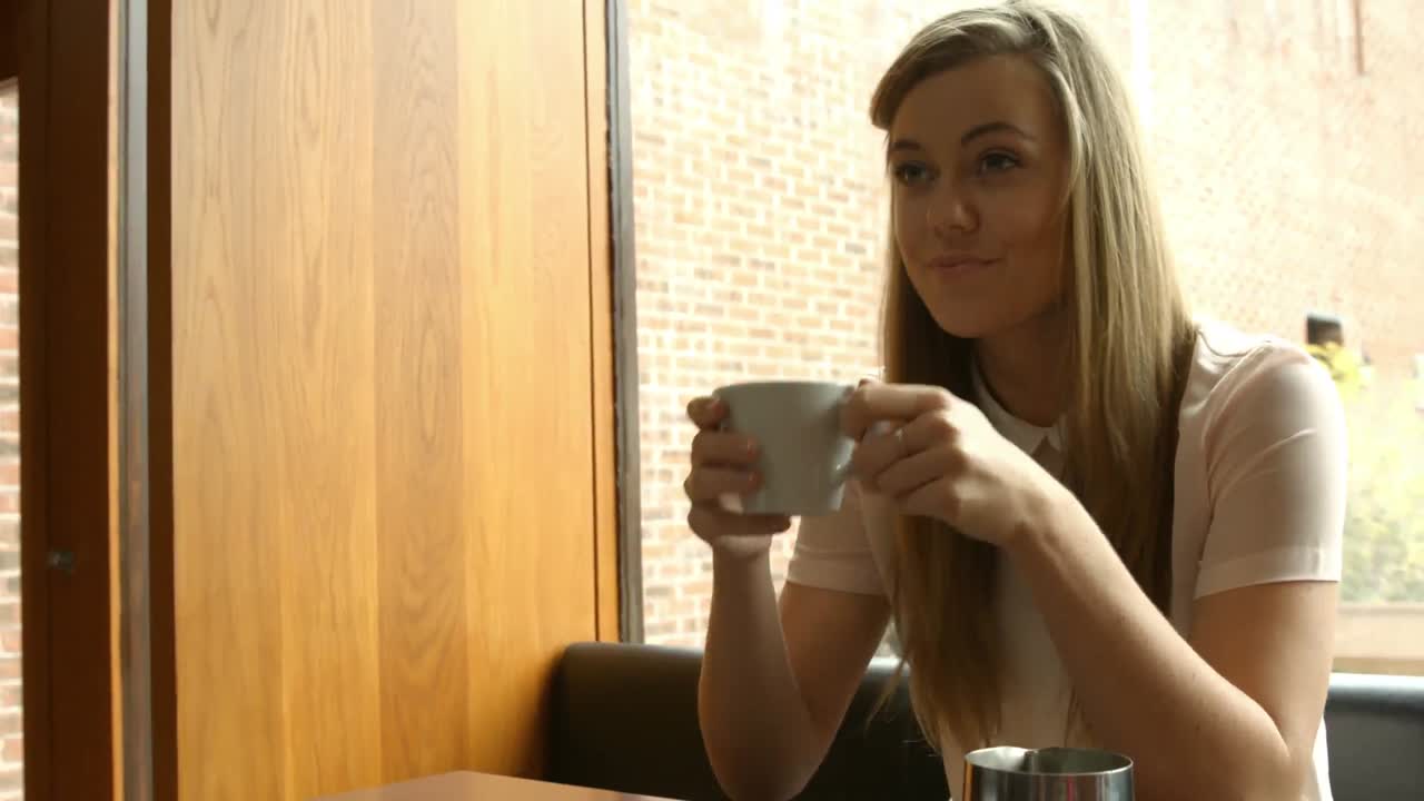 mujer bonita tomando café