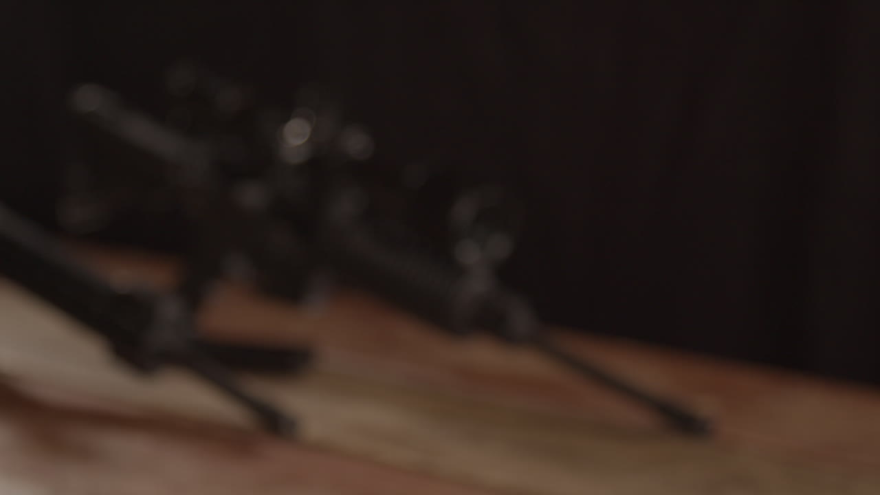 bastidor de enfoque para ar 15 de pie sobre una mesa de madera