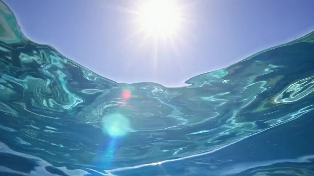 Vista submarina de la superficie del océano con refracción de la luz solar