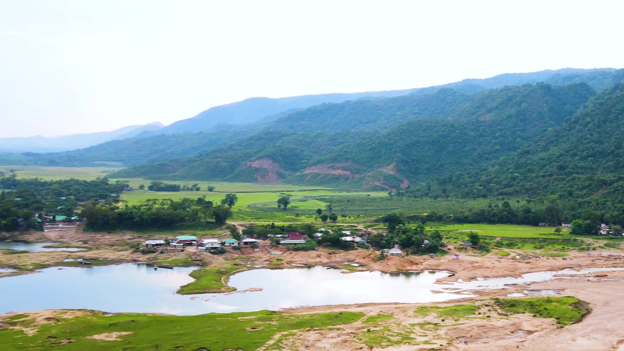Ngôi làng nông thôn gần khu vực biên giới Bangladesh và Ấn Độ tại Sylhet với thung lũng đồi núi