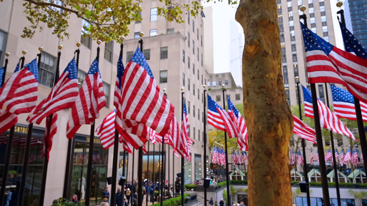 New York, USA, 8 novembre 2025: bandiere americane al Rockefeller Plaza. File di bandiere statunitensi sventolano tra le torri al Rockefeller Plaza a Midtown Manhattan, New York.