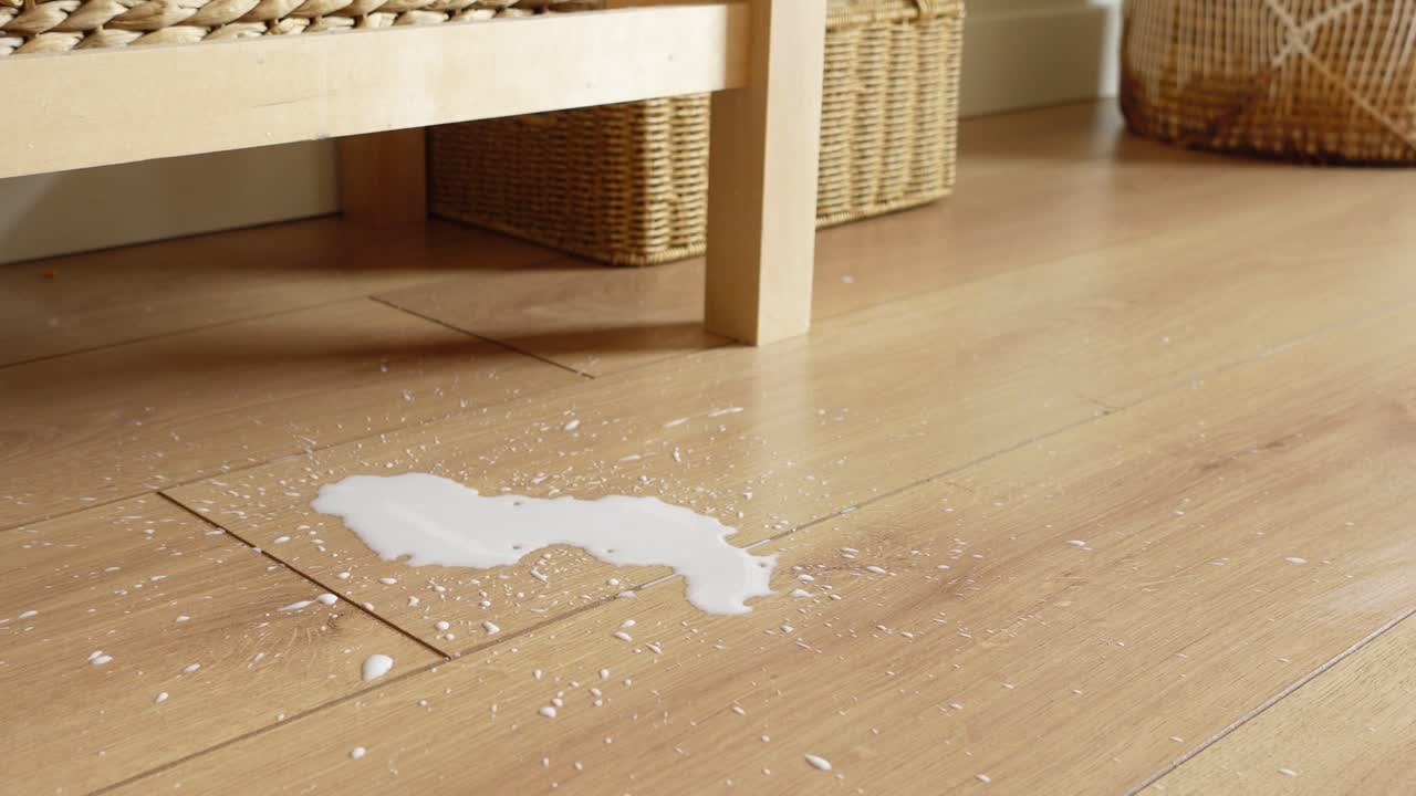 나무 바닥에 흘린 우유