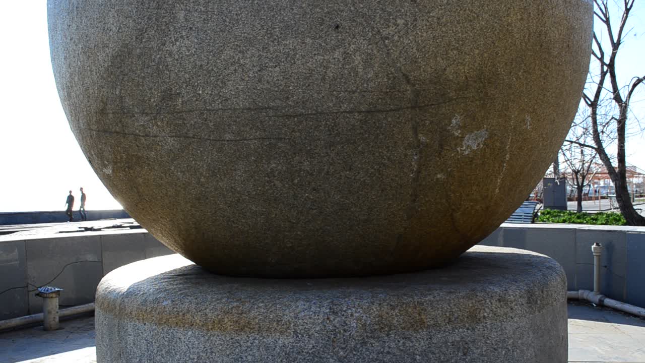 Steinkugel im Brunnen. Aufnahme im Frühling.