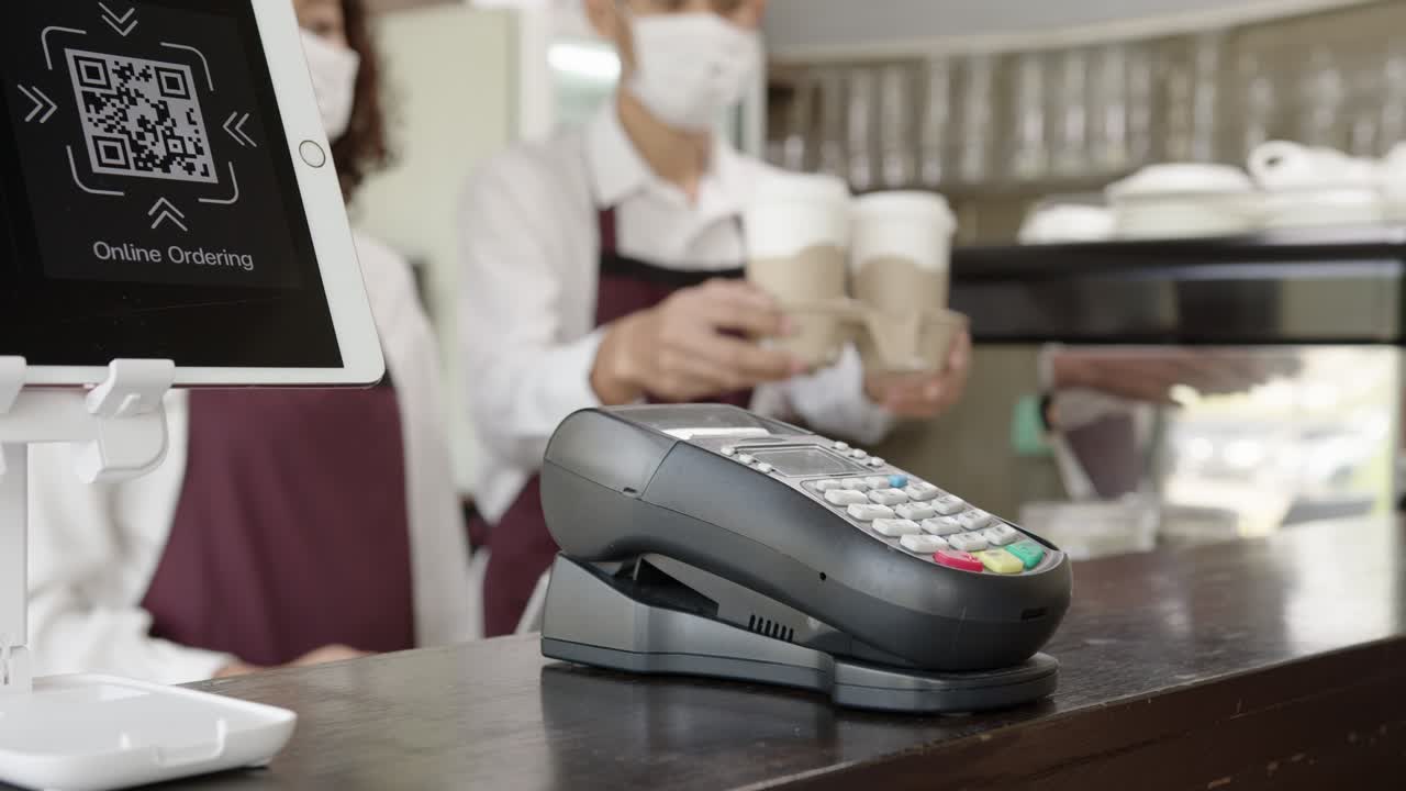 el cliente utiliza el escáner de reloj inteligente para hacer pagos en línea