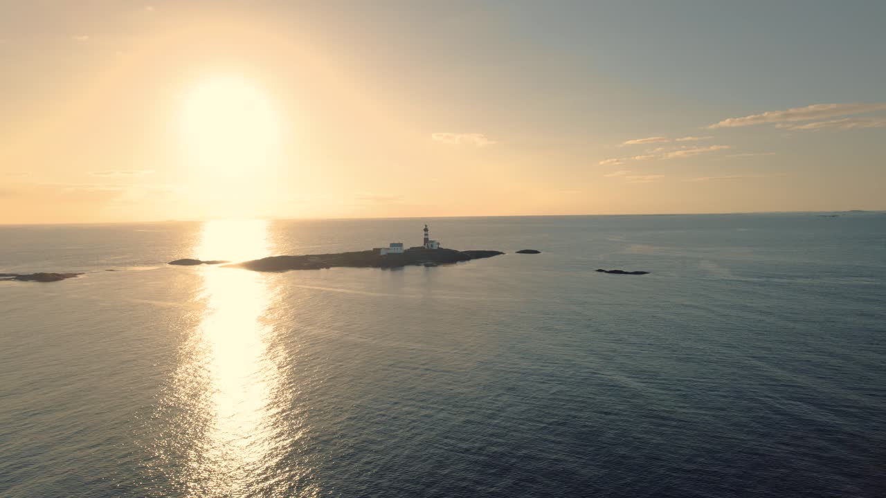 해가 지는 동안 페이스테인 등대