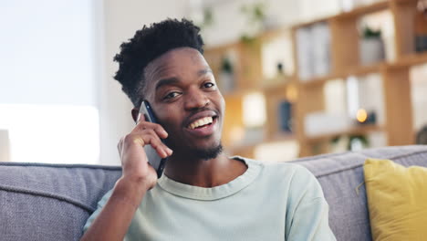 Feliz,-Llamada-Telefónica-Y-Hombre-Negro-Hablando-En-Casa