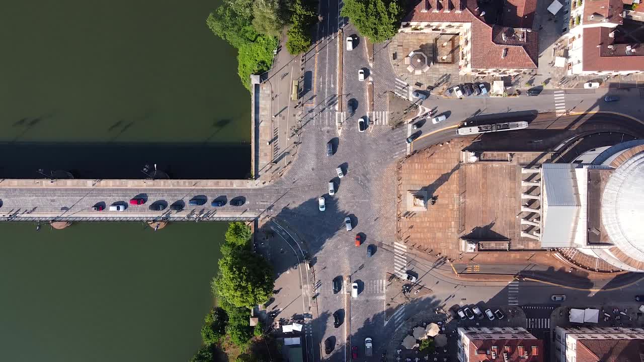 이탈리아 포 강 위 다리의 하향식 공중 촬영