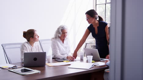 Businesswoman-and-female-colleagues-meeting,-seen-from-door