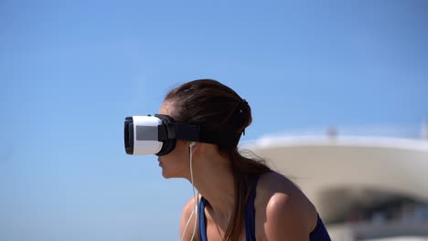 chica usando auriculares vr contra el cielo azul