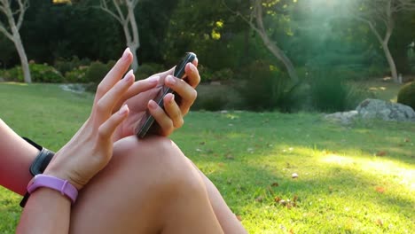 sección media de una mujer usando un teléfono móvil