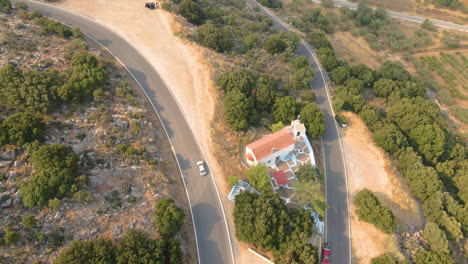 Conducción-De-Automóviles-En-Un-Sinuoso-Paso-De-Montaña-Con-Un-Exuberante-Bosque-Verde-En-La-Isla-De-Creta,-Grecia