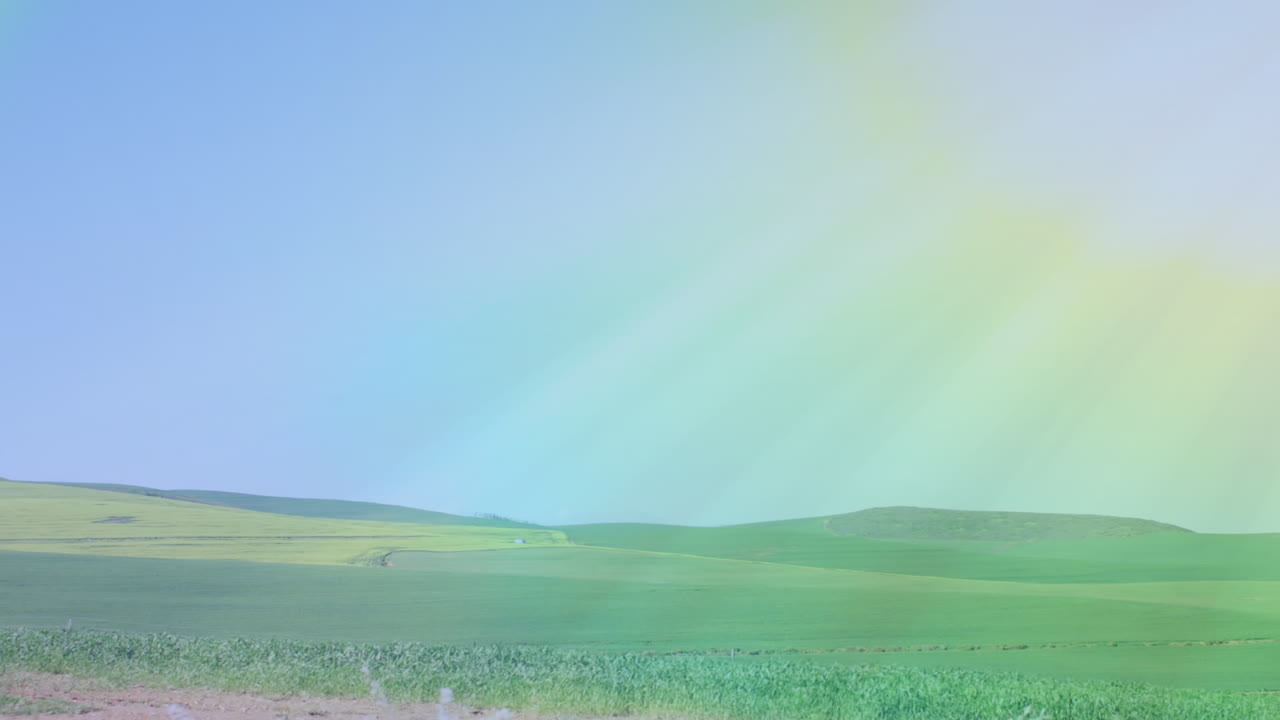 움직이는 시골 풍경 위의 무지개 안개의 비디오