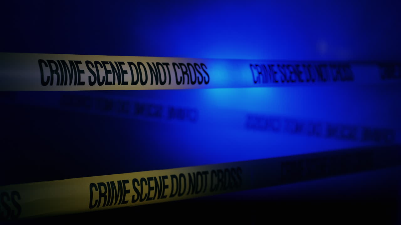 cintas amarillas encierran la escena del crimen iluminada por luces policiales 1