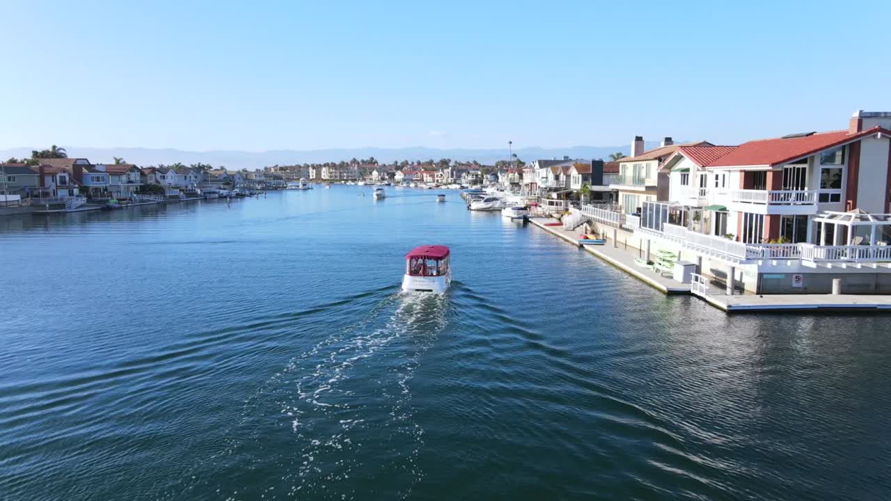 보트가 캘리포니아의 옥스나드 항구에 정박합니다.