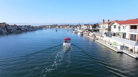 Un-Barco-Se-Detiene-En-El-Puerto-De-Oxnard-En-California