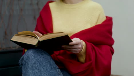 mujer leyendo un libro