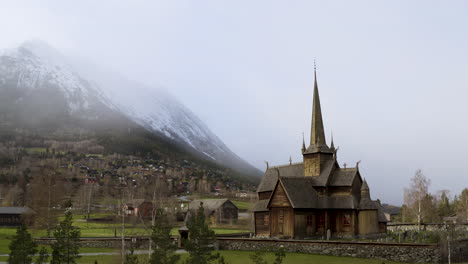 Iglesia-Lom-Stave-En-La-Pintoresca-Campiña-Noruega-Durante-El-Otoño---Toma-Aérea-De-Drones