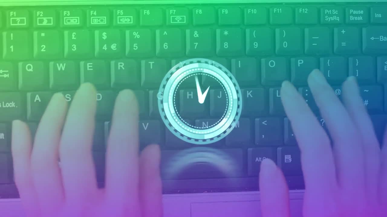 animación de un reloj moviéndose sobre las manos de una mujer caucásica escribiendo en el teclado de la computadora