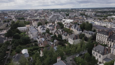 Paisaje-Urbano-De-Rennes,-Francia.-Aéreo-Hacia-Adelante