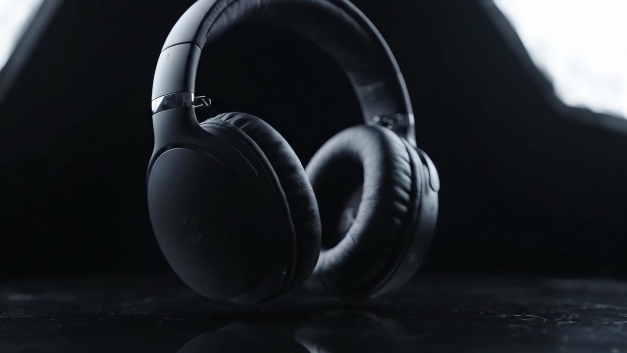 Stilige svarte hodetelefoner presentert i minimalistiske omgivelser, som fremhever deres elegante design, komfort og lydkvalitet for musikkelskere og audiofile.