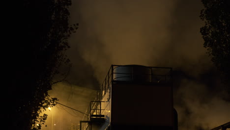 humo de contaminación industrial de la fábrica por la noche, gas tóxico químico de la industria, peligro ambiental, calentamiento global, smog de vapor de la chimenea