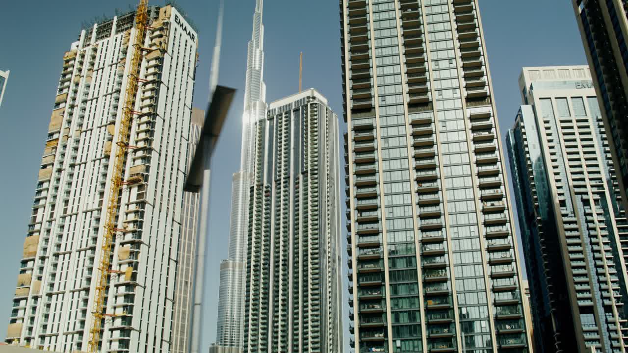 Skyline di Dubai con grattacieli in costruzione