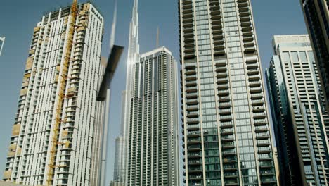 el horizonte de la ciudad de dubái con edificios de gran altura en construcción