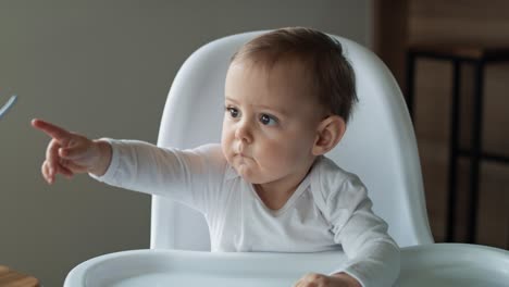 Video-De-Una-Niña-Esperando-El-Almuerzo-En-Una-Silla-Alta.