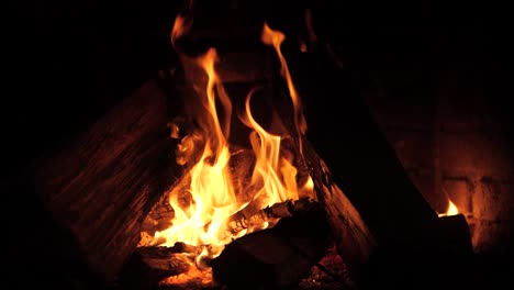 Fascinante-Vista-En-Cámara-Súper-Lenta-De-Una-Chimenea-Abierta,-Que-Revela-La-Delicada-Danza-De-Las-Llamas-En-Una-Muestra-íntima-De-Un-Ambiente-Acogedor-Y-Una-Magia-Sublime.