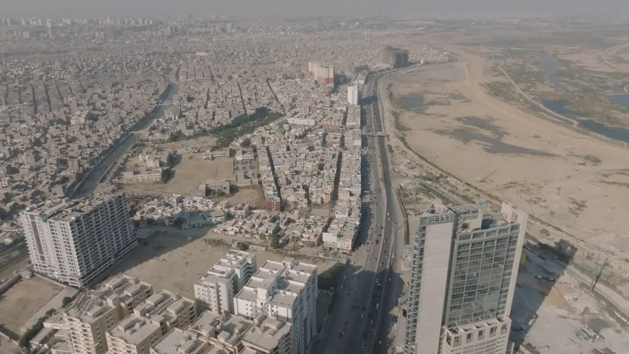 imágenes aéreas de drones de la extensa ciudad desértica de karachi