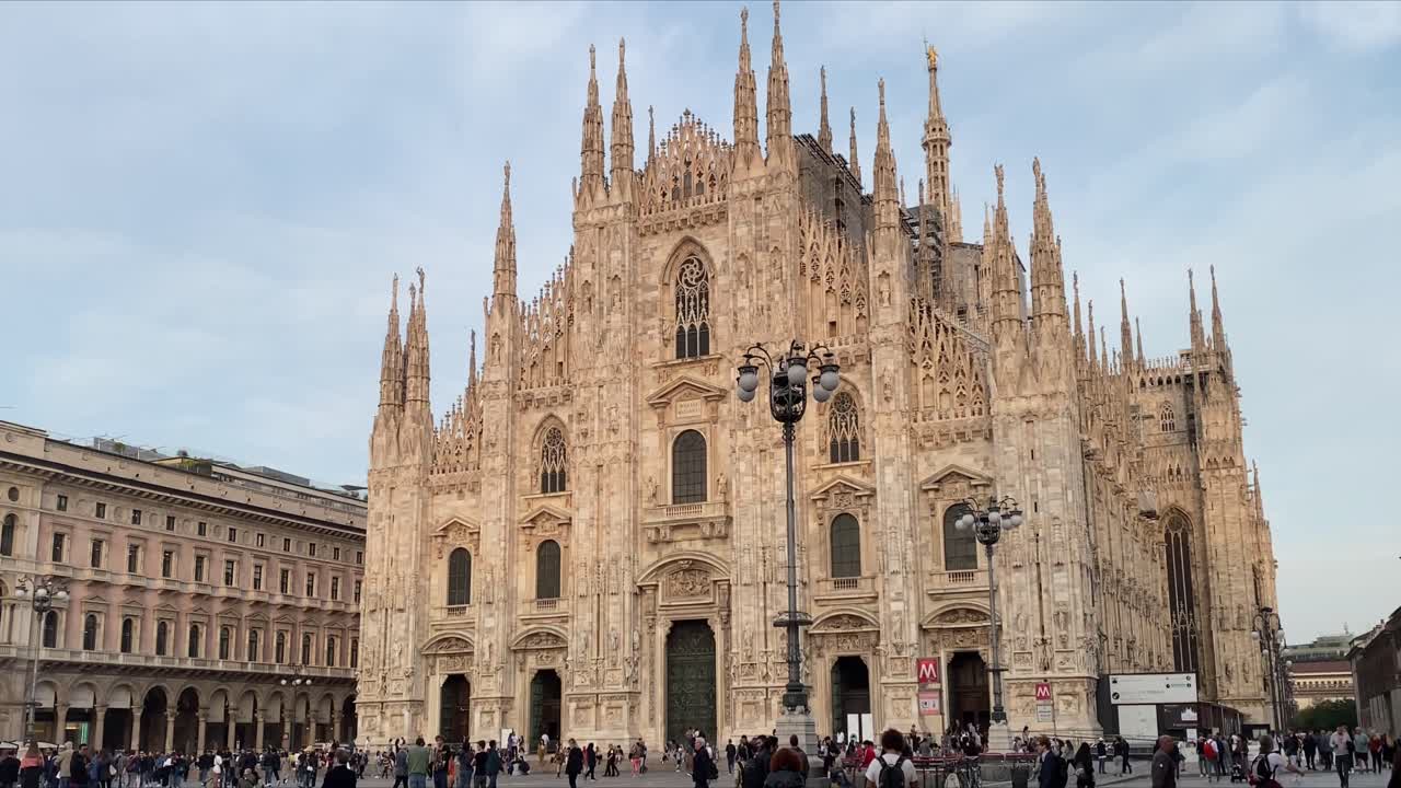 Recorro el Duomo de Milán en mi bicicleta.