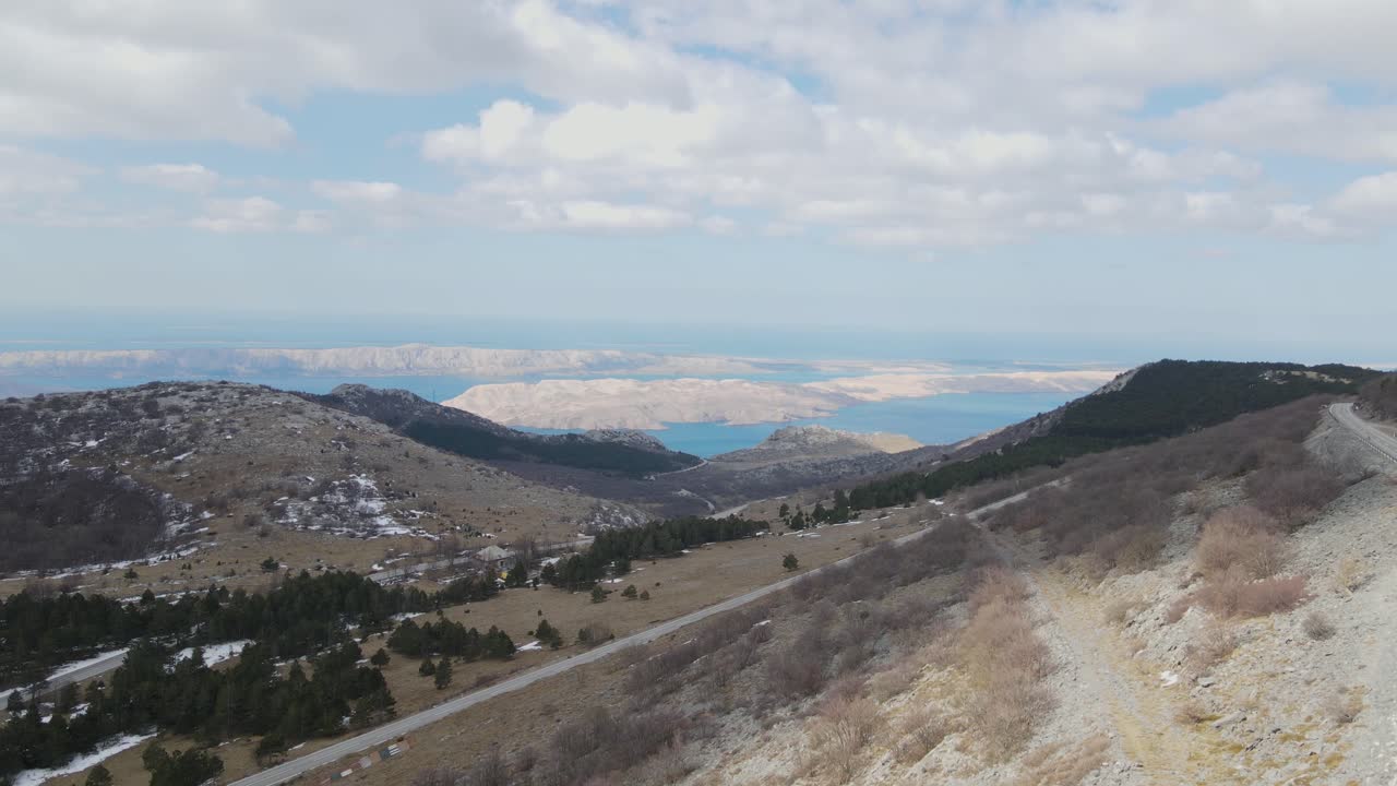 바다와 육지처럼 메마른 달이 내려다보이는 파그섬 해안도로