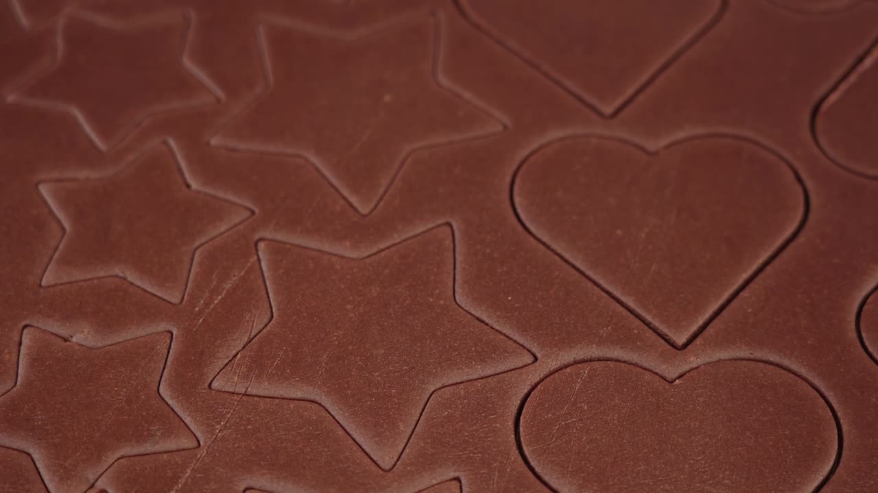 은 심장과 별 모양의 비스으로 반죽 위에 움직입니다.