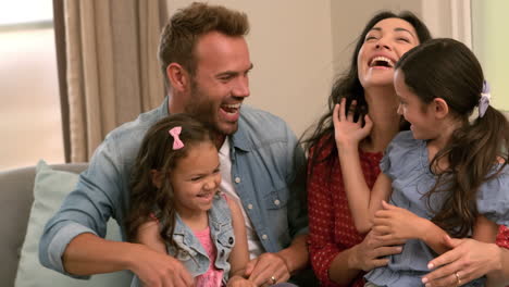 familia feliz jugando en el sofá