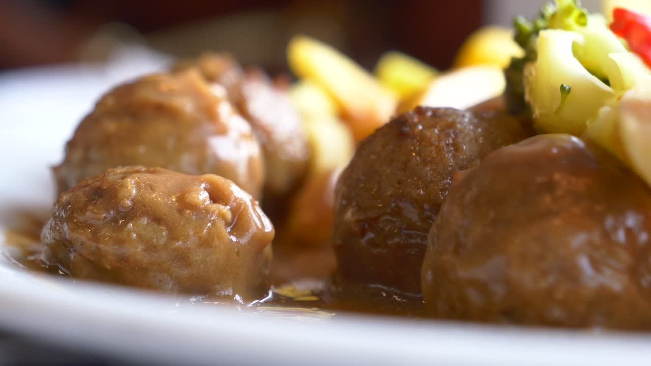 primer plano de albóndigas suecas con puré de patatas y brócoli